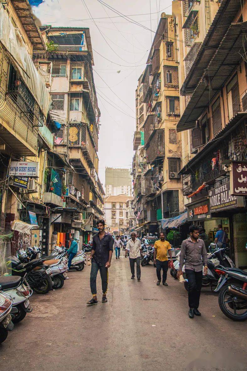 一座t台,从孟买这条小巷里开始