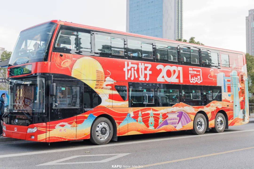 首探杭州双层巴士大红豆来了皮质软座玻璃天窗全新升级带来超舒适体验