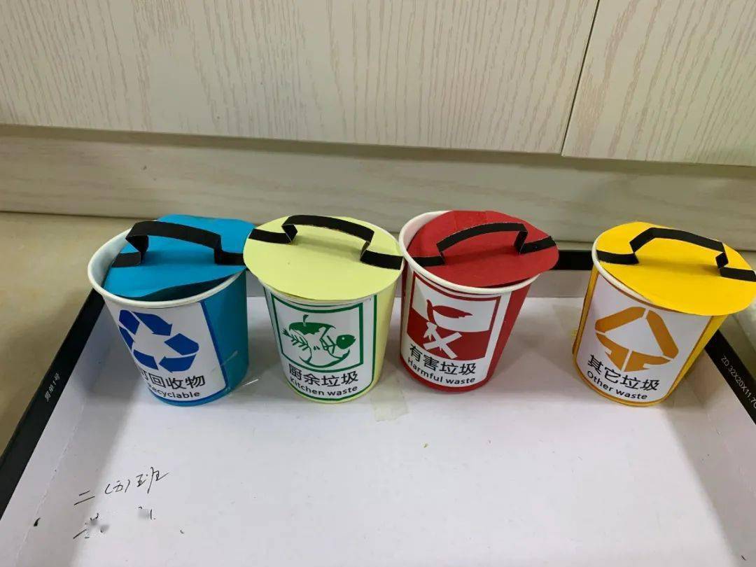 看:酸奶盒,饮料罐,一次性纸杯,快递盒做成的分类垃圾桶是不是也特别