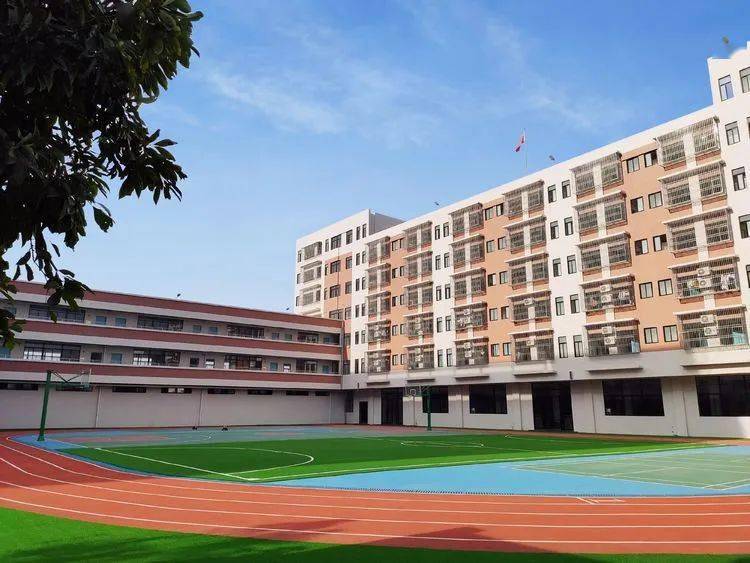 所有设施设备均经澄海区教育局批准设立东校区黄冈学校于今年九月为了