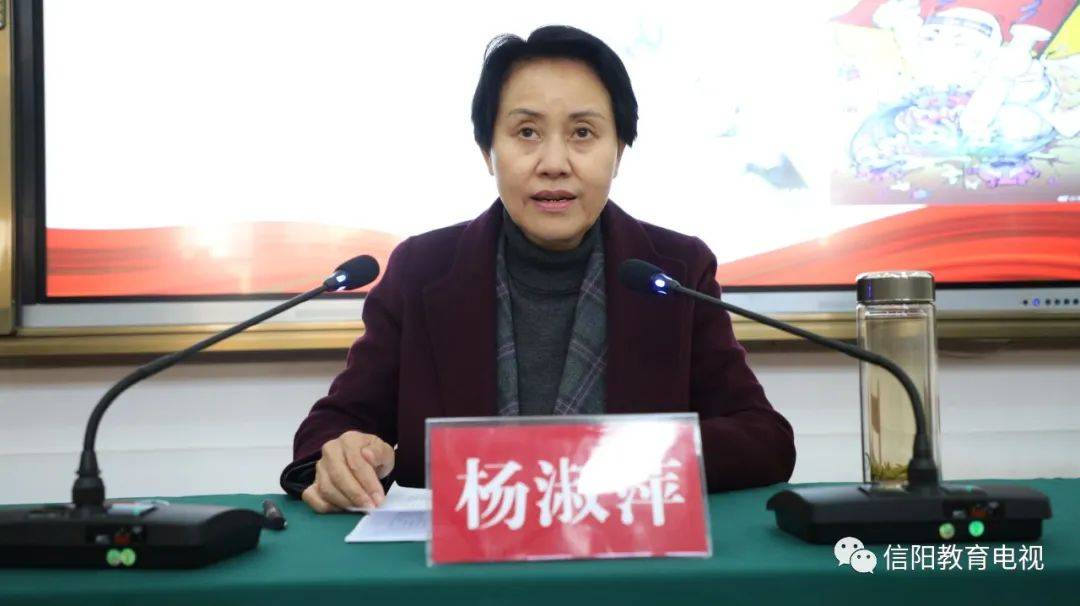 12月30日,市政府副市长杨淑萍来到我市大别山高中,为这里的师生带来了