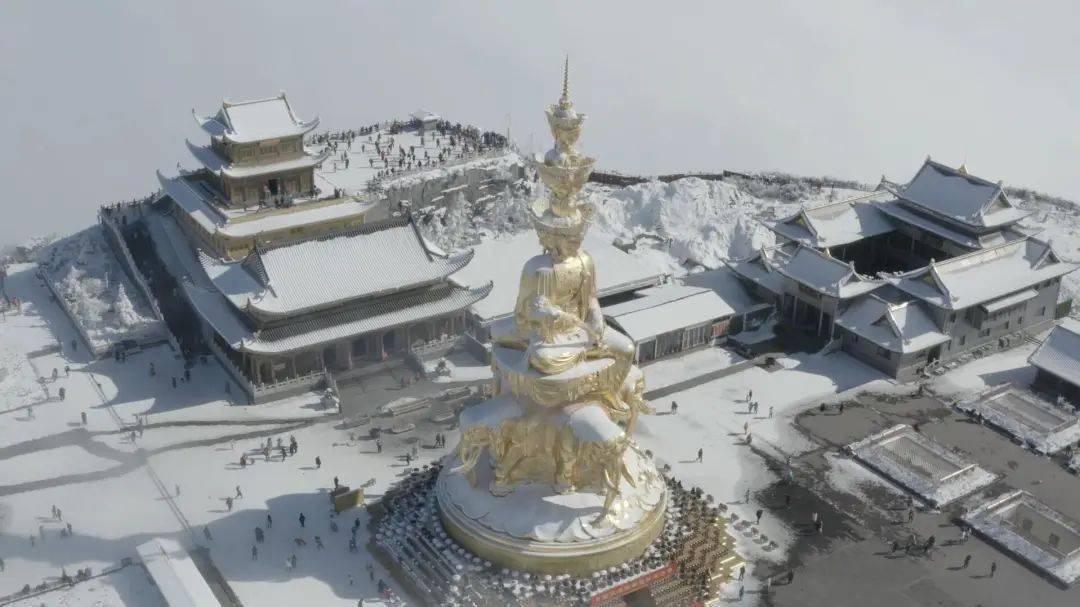 峨眉山金顶是赏佛光,圣灯,日出,云海等风光的绝佳之处,是峨眉山佛教