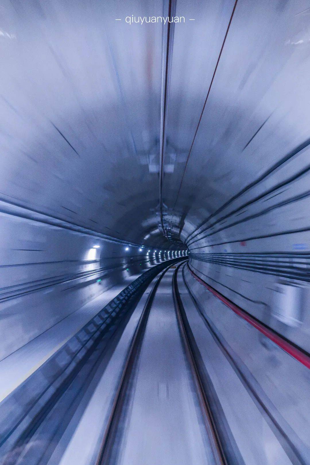 赛博朋克的时空隧道成都地铁9号线太酷了