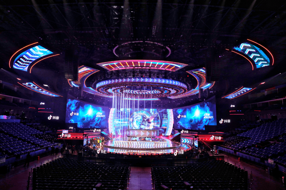 多项虚拟技术应用2021东方卫视跨年舞台真的炸