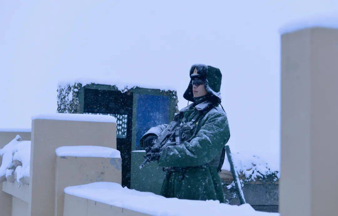 雪地站岗军人图片图片