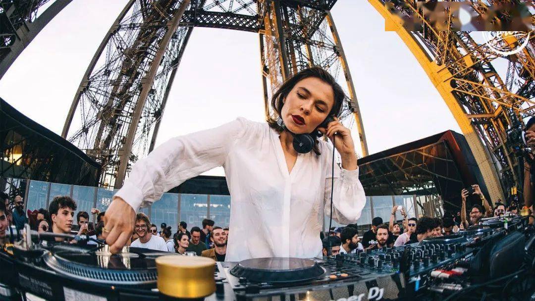 如你所知,nina kraviz是目前为止全球粉丝数最多,商业盈利性最高的