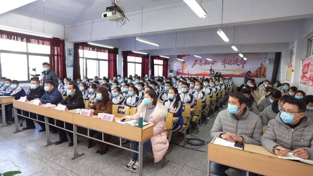 新闻速递市政府副市长王秋杰走进开封市第十三中学为师生讲授思政课