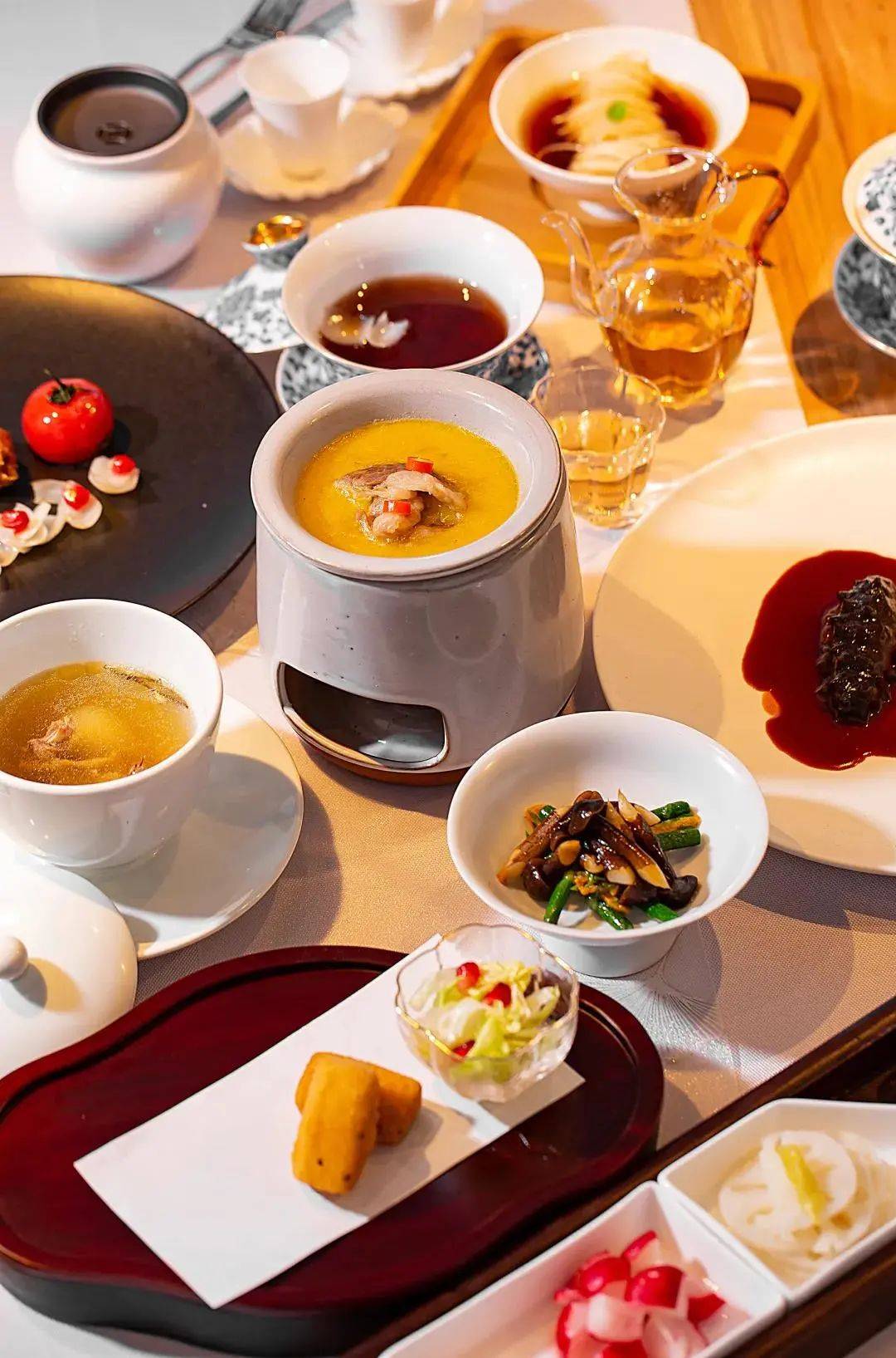 的父亲正是徐州烹饪协会的苏会长,坐拥云龙湖周边的颐和酒店,苏公瓦舍