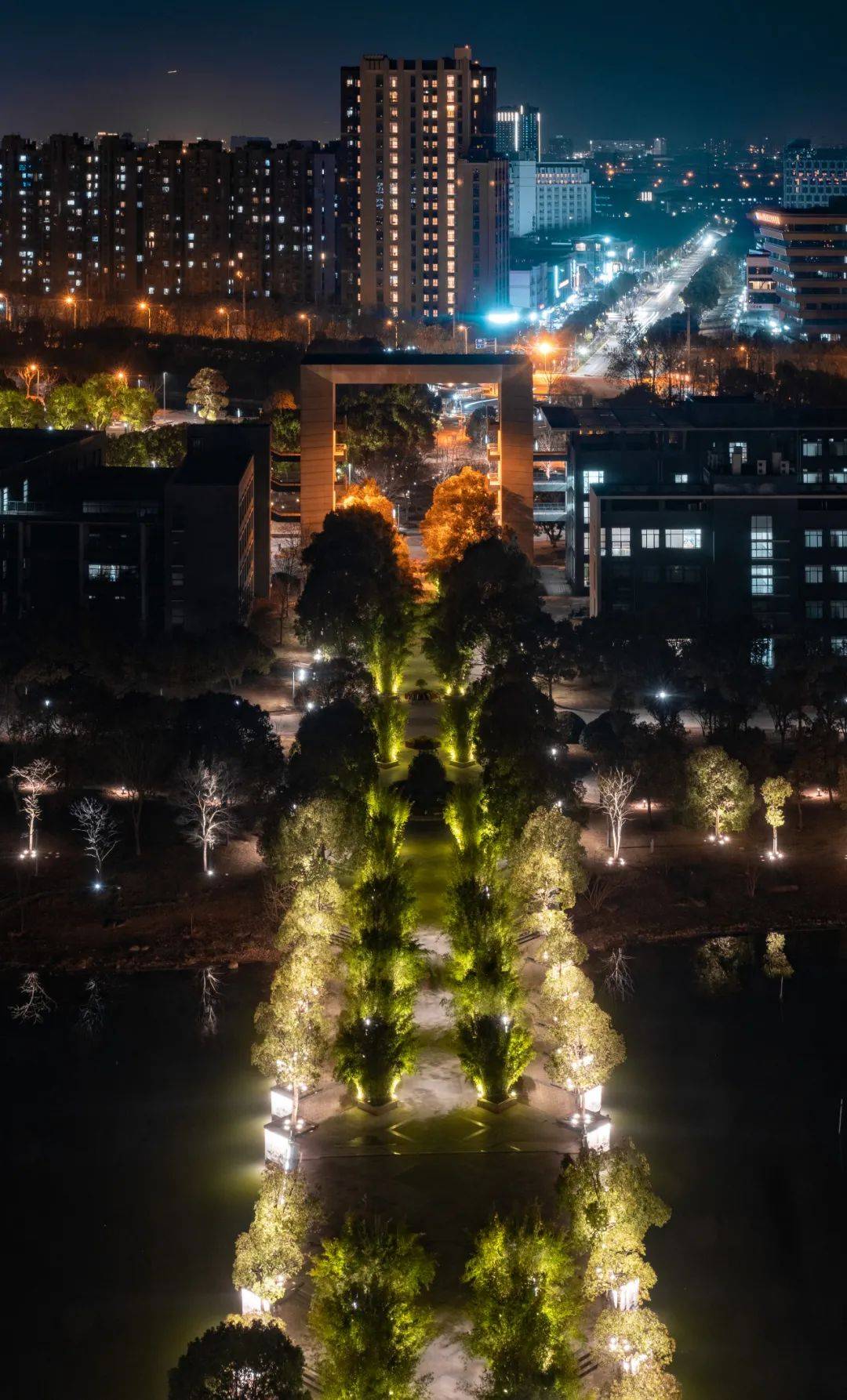 这美丽的校园夜景吧~今天,就让我们一起欣赏星辰流光,浪漫灵动灯光洒