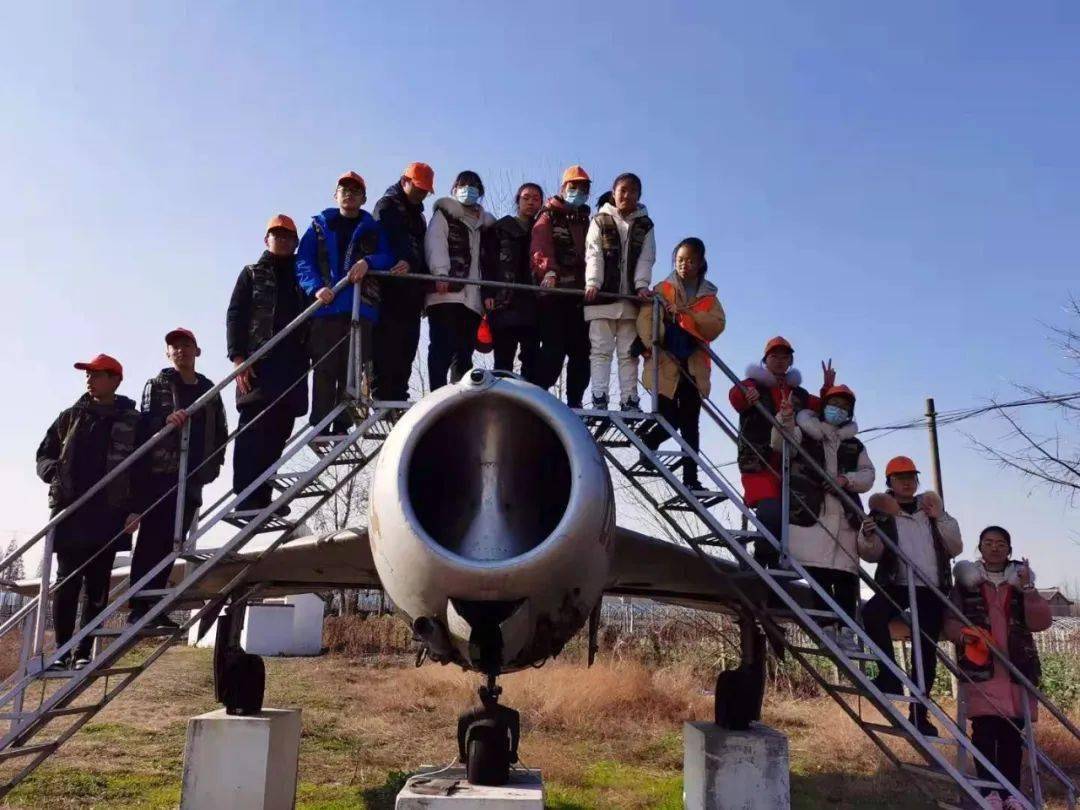 纸上得来终觉浅绝知此事要躬行我校组织八年级学生参加曹王社会实践