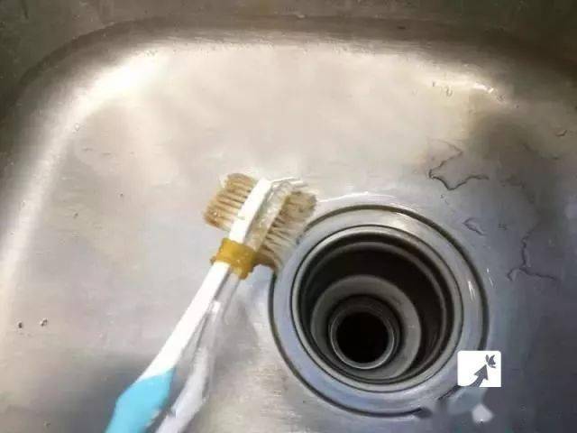 她把旧牙刷用打火机轻轻一烧,就能把家里收拾得干干净净!