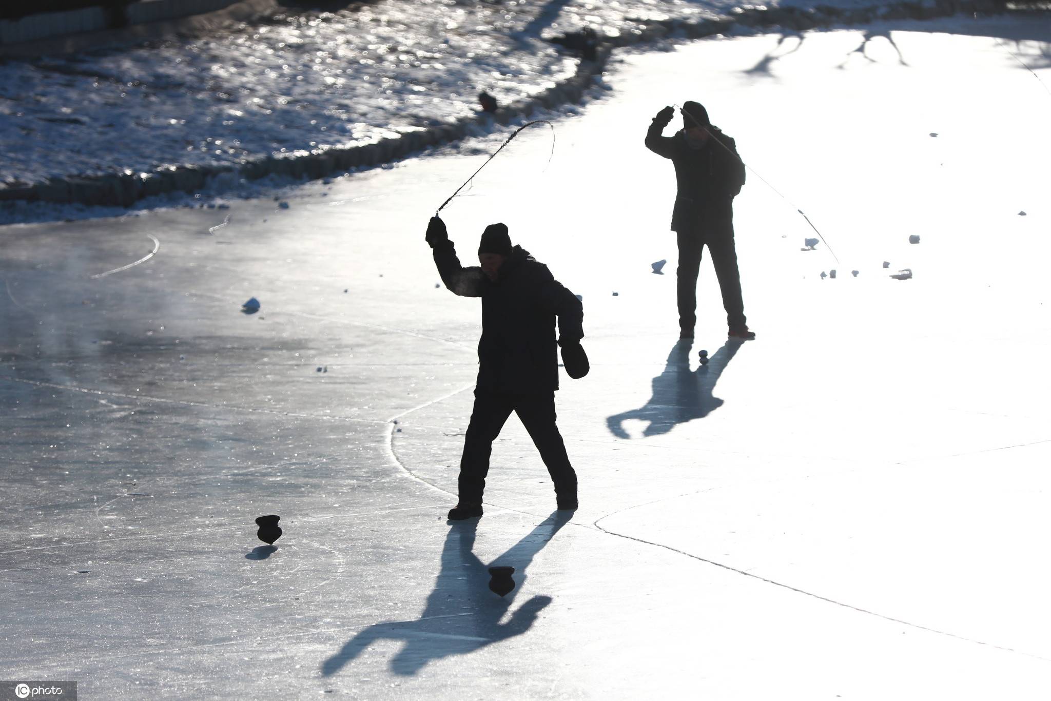 平均年纪超70岁!东北大爷冰面抽冰猴