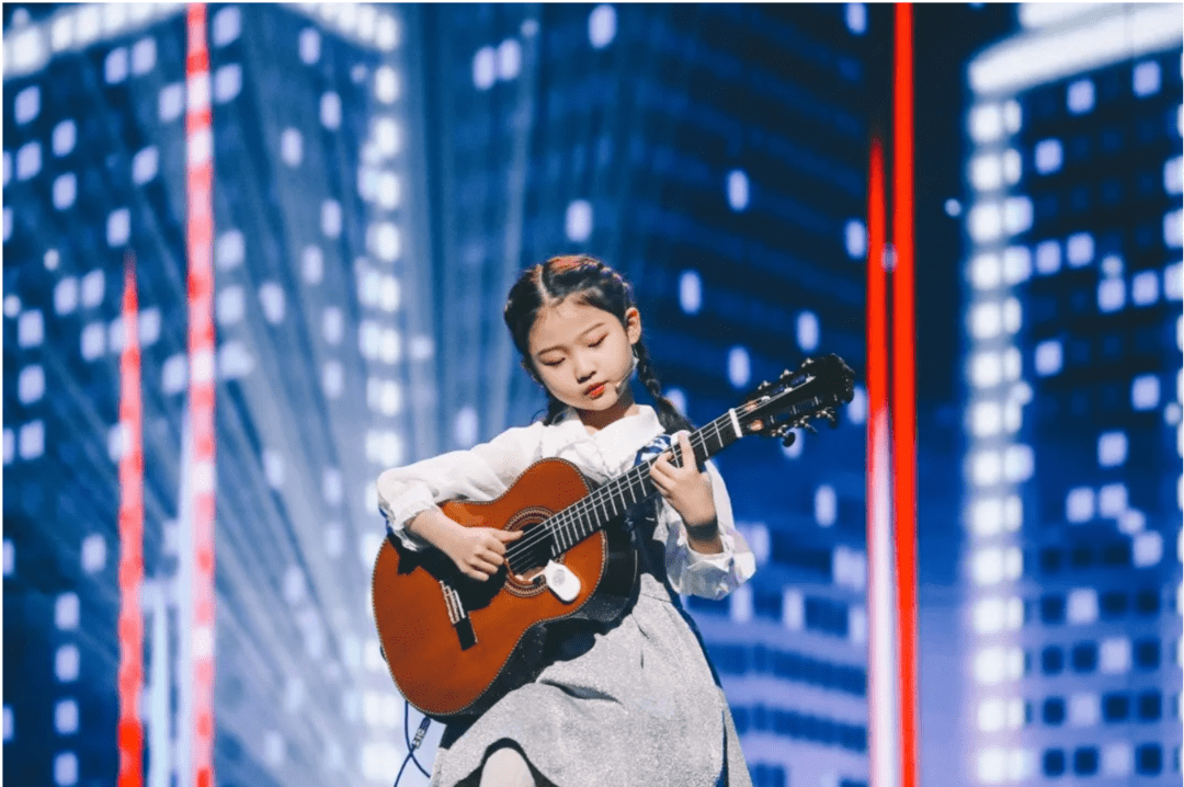 吉他的南京女孩miumiu是b站音乐区up主,也是今年b站跨年演出中年纪最