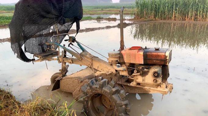 这个手摇拖拉机虽然古老但是越野能力强在农村犁田耙地很实用