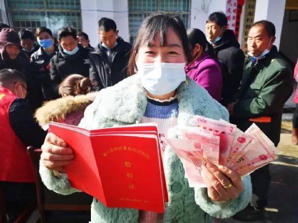 近日,北屏乡月峰村开展了集体经济组织分红大会,现场为股民分发现金