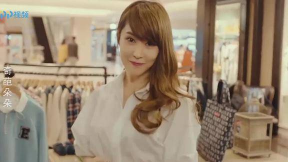 奇葩朵朵假小子穿上女装被镜子里的自己美到