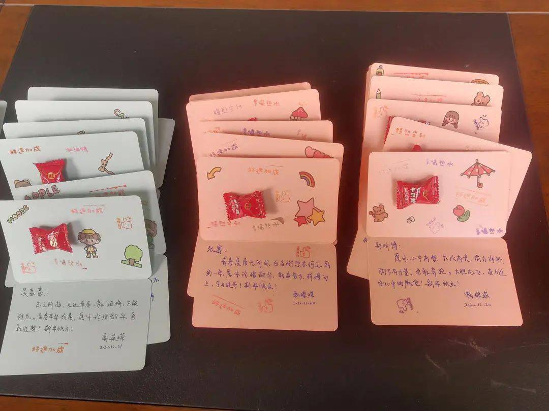 笔写真心传递真情我校这些辅导员们的新年贺卡暖心又励志