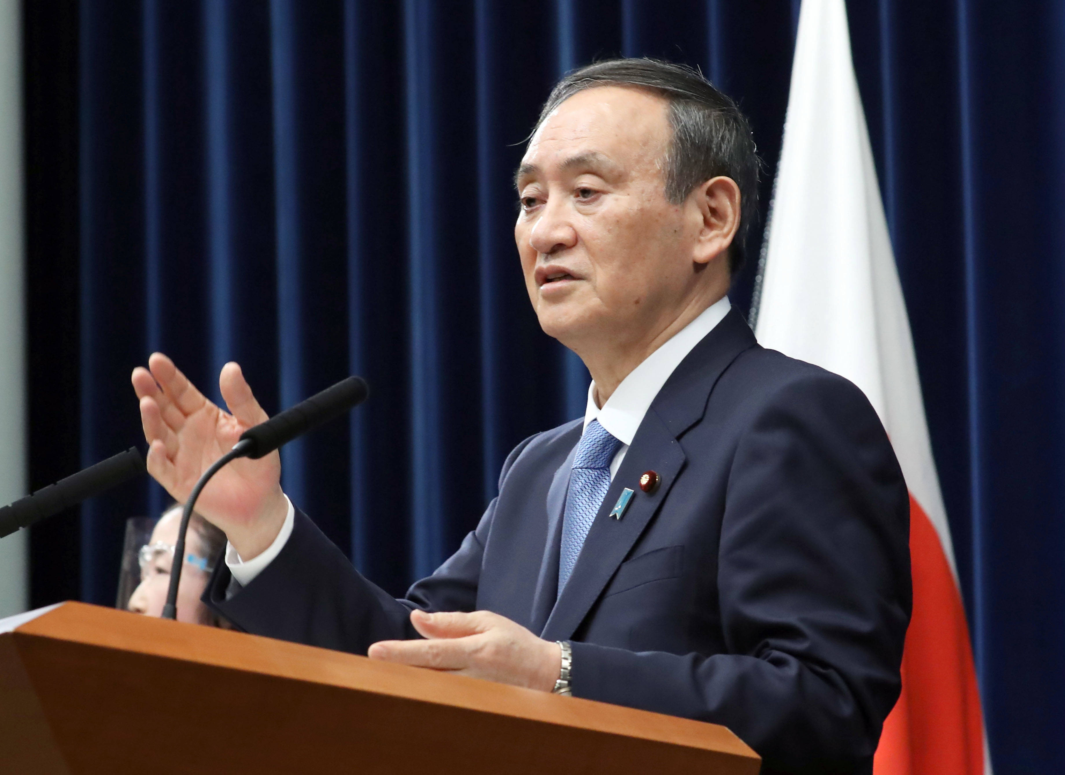 日本首相新年首次新闻发布会强调应对疫情紧迫性_菅义伟