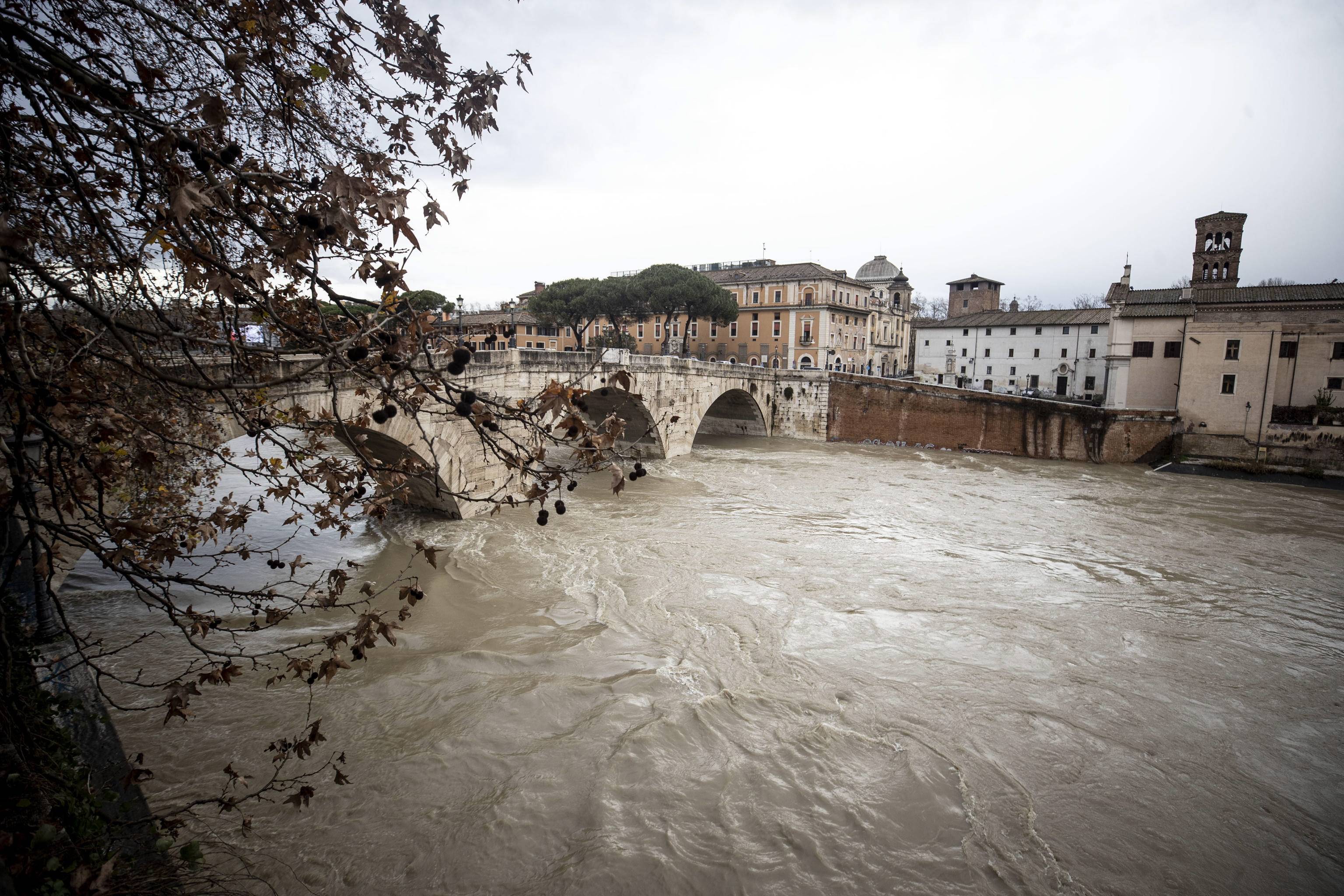 罗马台伯河水位上涨