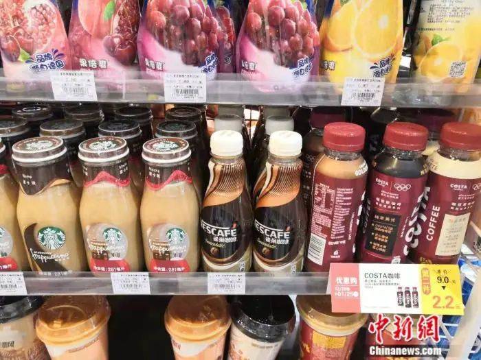北京一家超市里,有咖啡品牌正在促销.中新网 彭婧如 摄