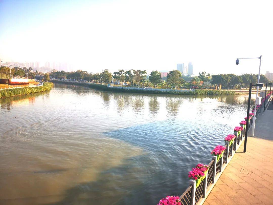 一河两岸环境优美还有亲水公园居民休闲再添好去处