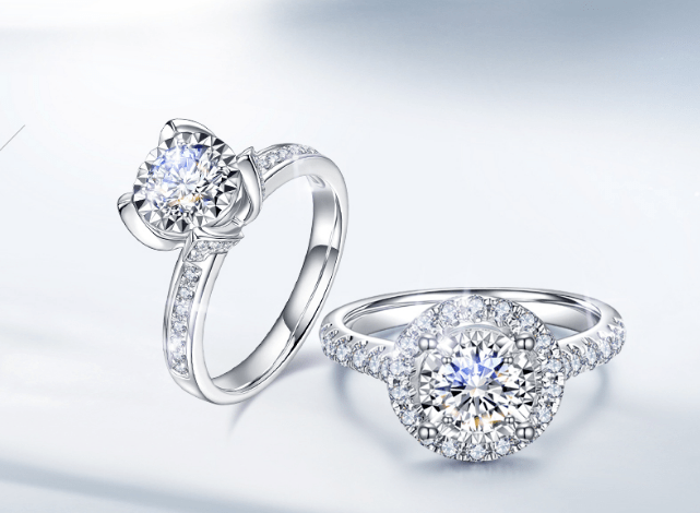 一对荟萃楼的大钻戒!新年最好的礼物就是送她满满的爱.