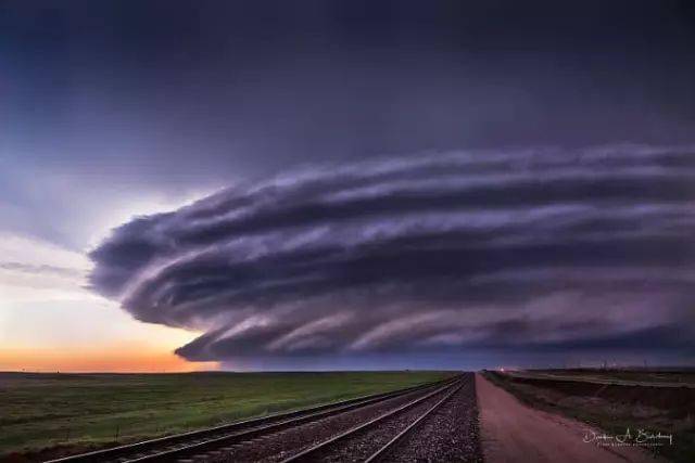 为了拍一张照片,他们连命都不要了_龙卷风