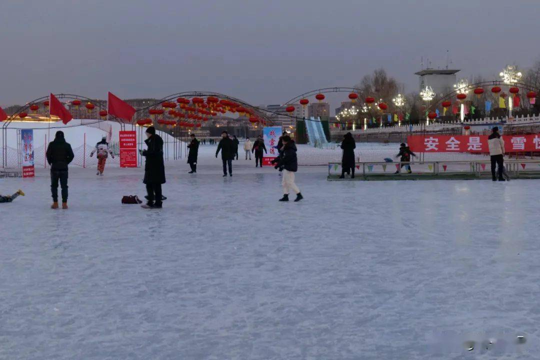 节假日期间如意河大桥南侧的冰雪场几万名市民狂欢还不抽时间去过过瘾