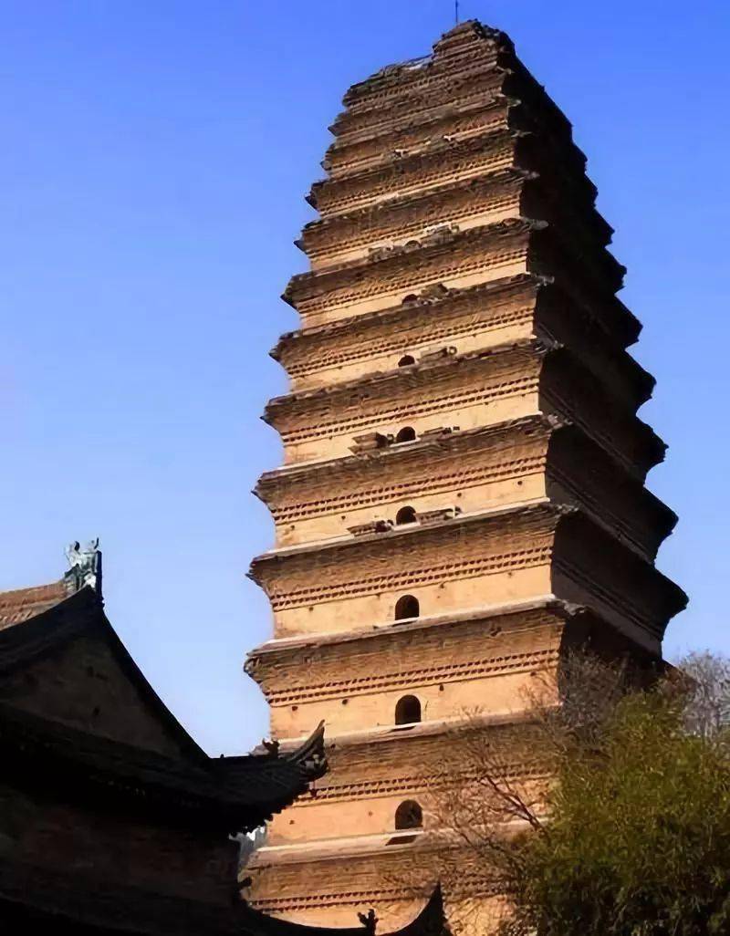 第一座祭祀孔子的廟宇,初建於公元前478年,是中國三大古建築群之一