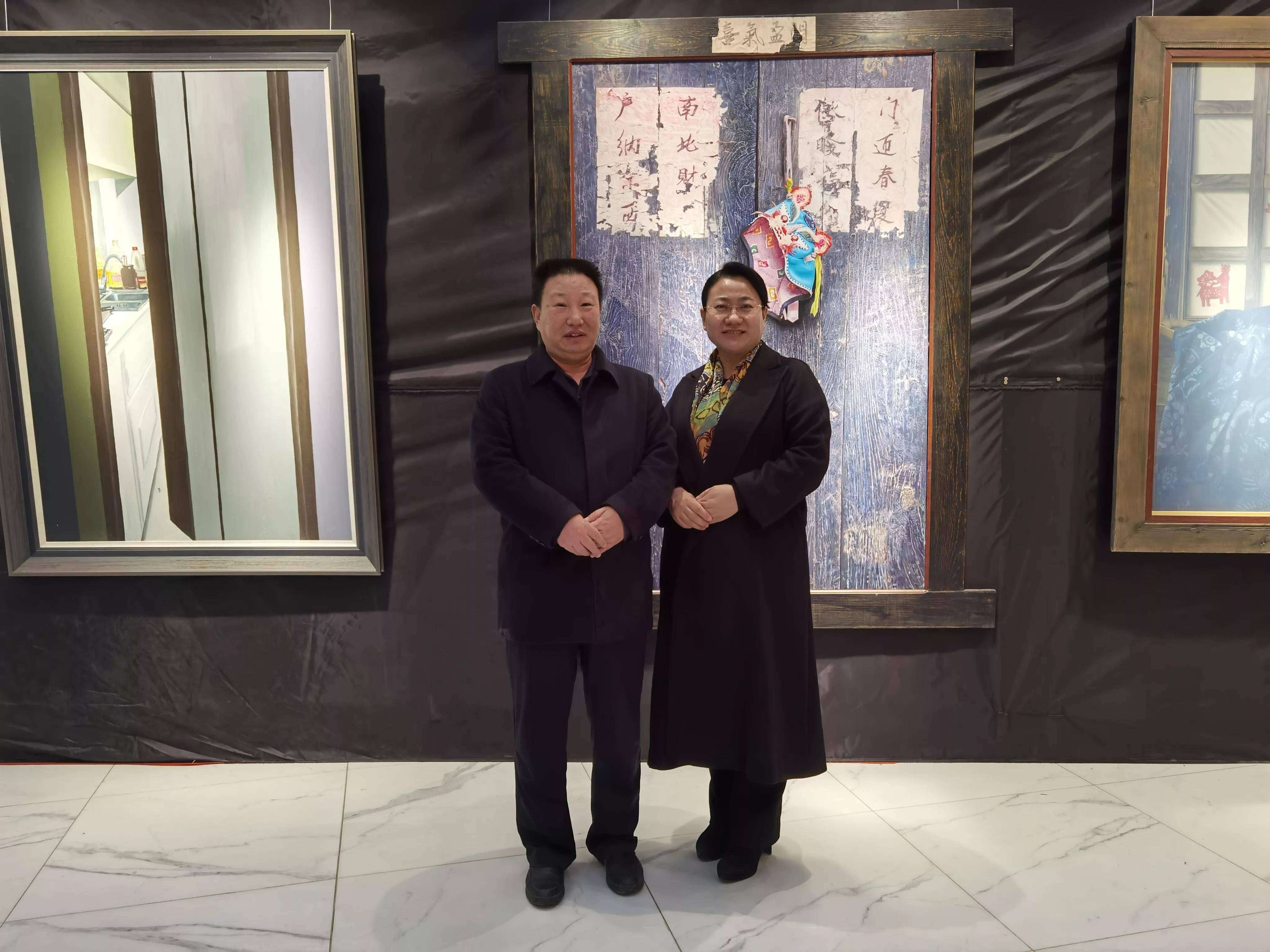 王凤国先生到访,并与油画家牛东凯老师(右边)和我(左一)合影王凤国