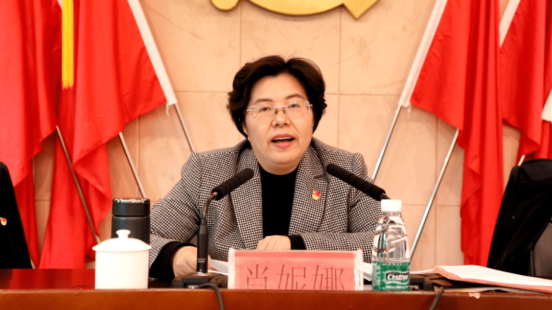就贯彻好县委全会精神,肖妮娜提出三点要求:提高政治站位,全面掀起