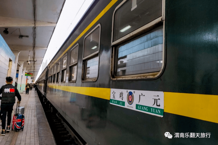 秦岭赏冬景网红小火车1月910日旧时光里的绿皮车秦岭深处醉美赏雪1