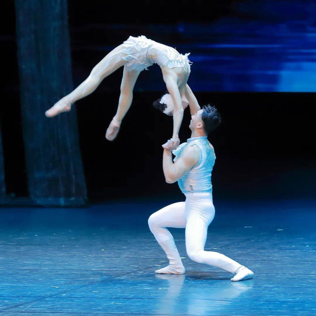 带你观摩中国杂技剧《天鹅湖》_芭蕾舞