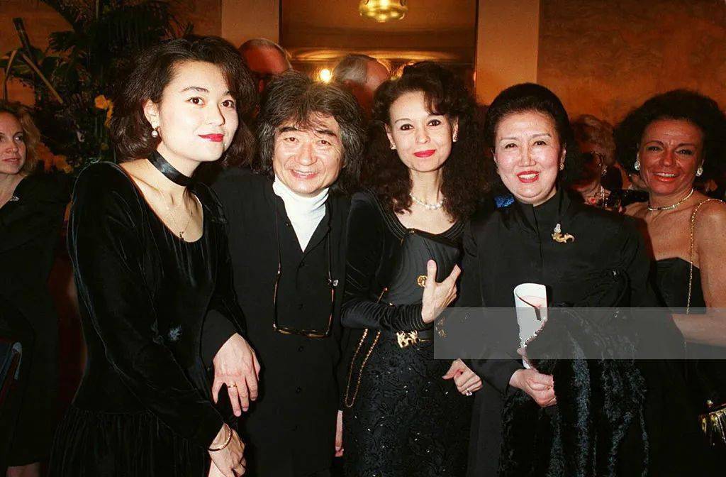 左一女儿小泽征良,右一入江美树小泽征悦一米八几,是演艺圈有名的贵