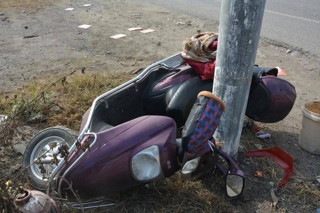 广西一电车骑手横穿马路被撞,脸部着地滑行数米远!