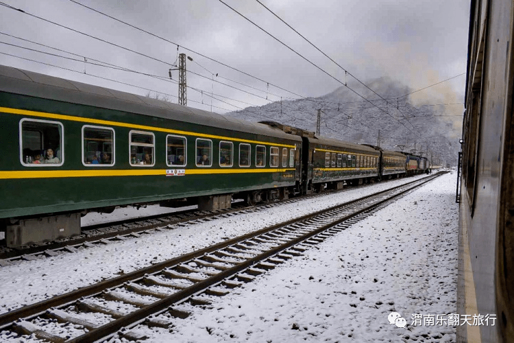 秦岭赏冬景网红小火车1月910日旧时光里的绿皮车秦岭深处醉美赏雪1