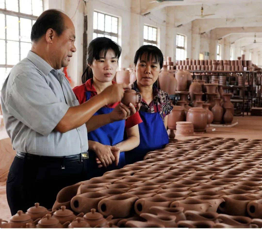 国家级非遗项目钦州坭兴陶烧制技艺代表性传承人一李人帡