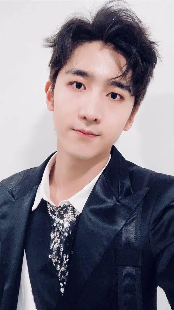 手机壁纸r1se赵让