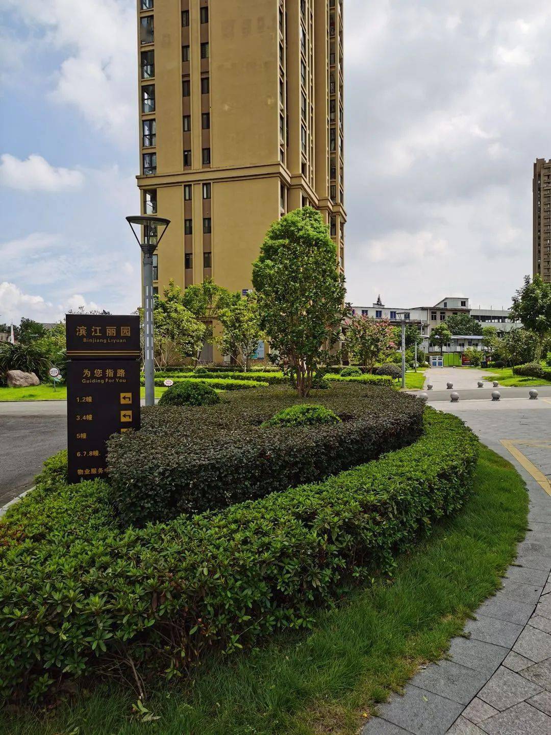 滨江丽园位于黄岩西城街道江北社区,用地28633.6平方米,绿化面积8724.