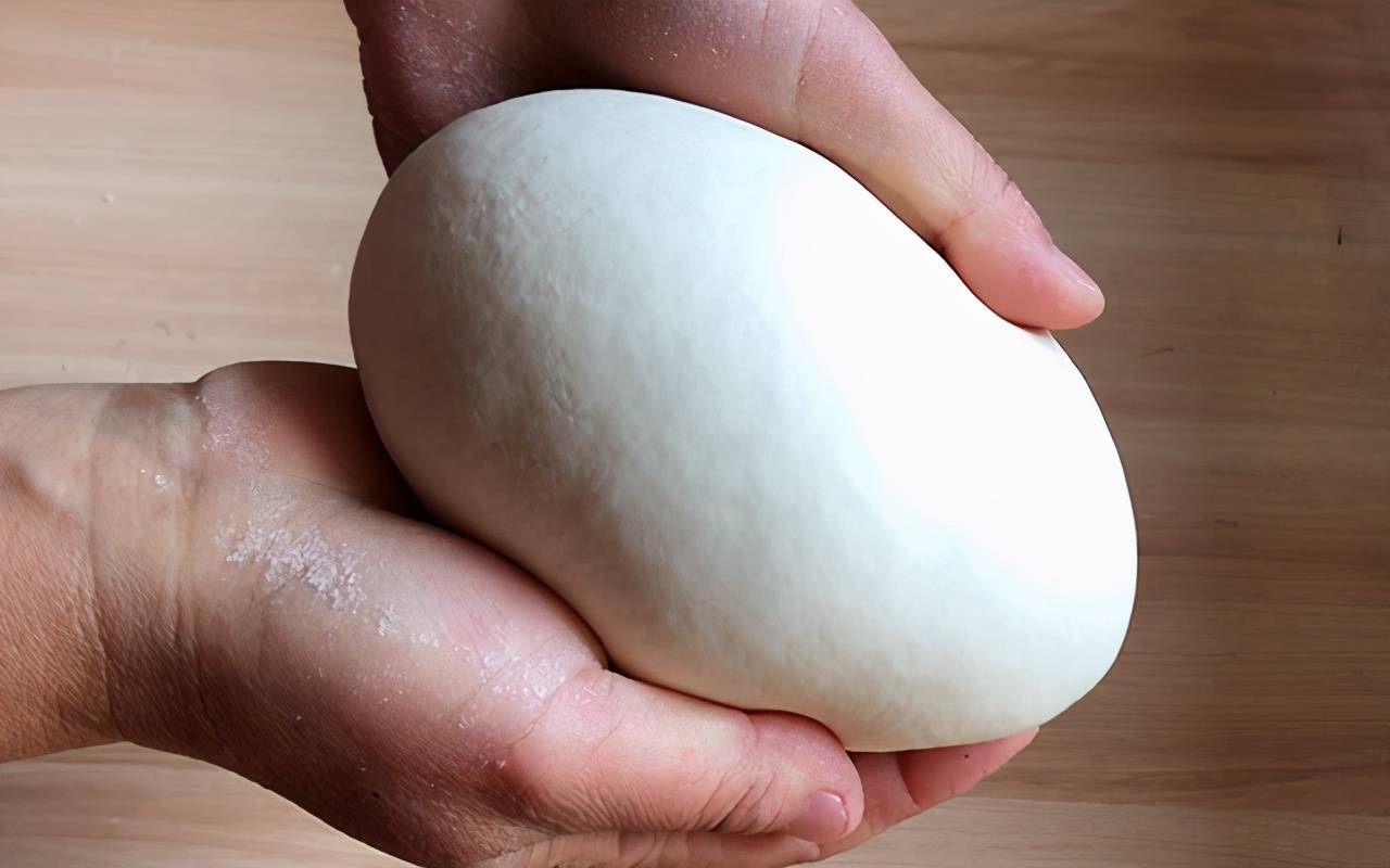 第二步:把充分揉好的面团搓条再揪剂子,然后把剂子再次揉圆.