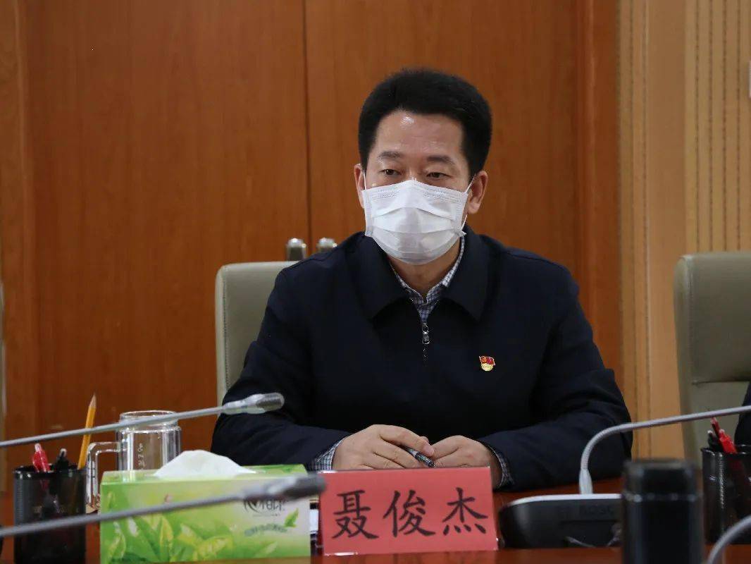 万寿路街道党工委书记聂俊杰及班子成员汇报了街道基本情况,重点工作