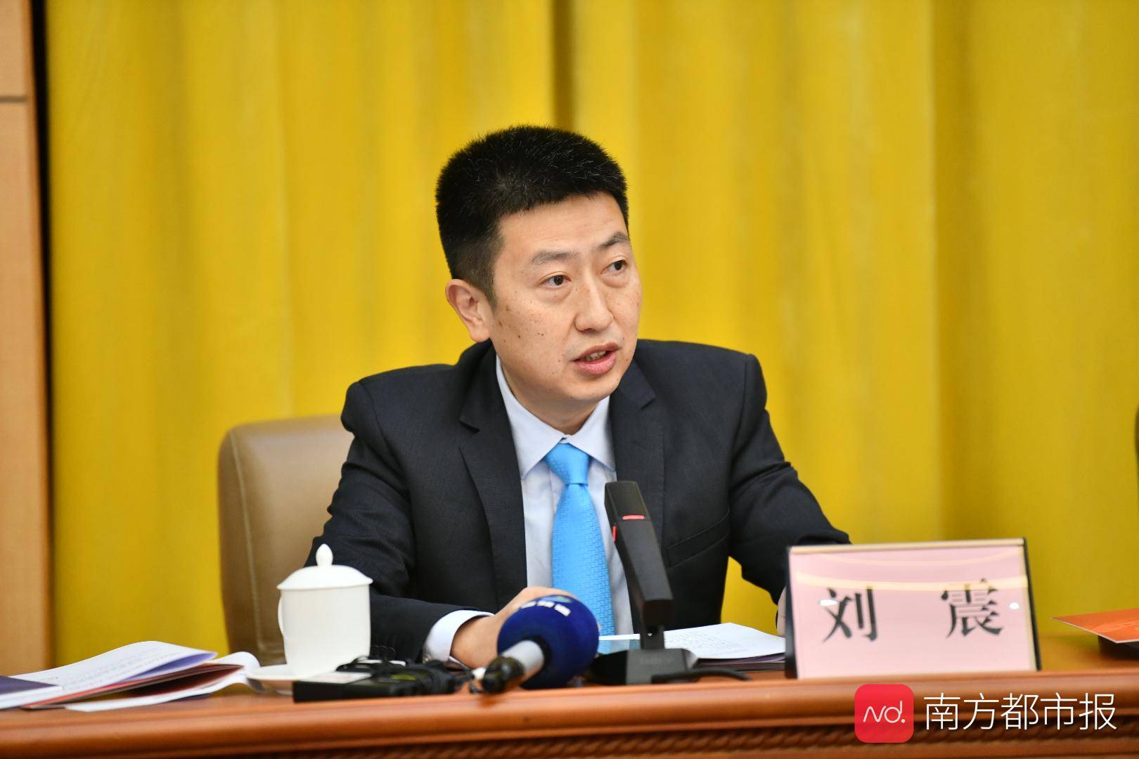 在大会上,联塑集团总裁左满伦,博智林机器人副总裁刘震和小熊电器董事