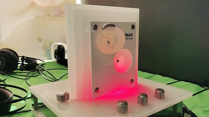 "此外,峰力首次搭载了听觉运动传感器,它可以在六步之内,感应到佩戴