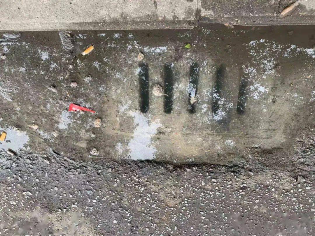 高安四中附近路面一下水道堵塞,污水倒流,还有行人滑倒?