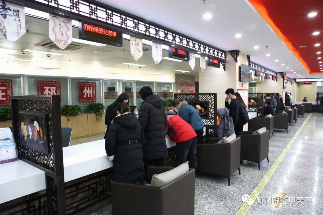 1月4日,记者来到邳州市民政局婚姻登记处看到,大厅以中国风作为主要