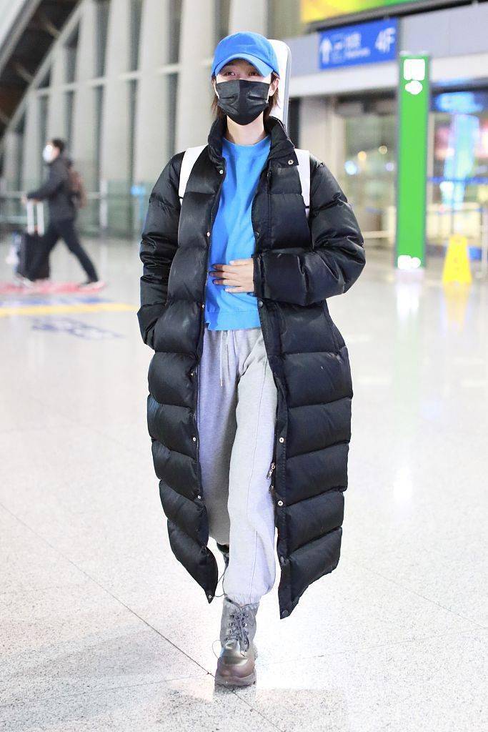 不管是大衣还是棉服,配上灰色运动裤你就是2021的时髦第一人!