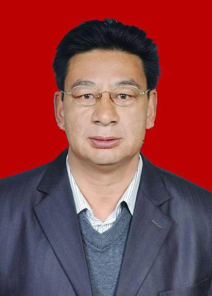 出生地甘肃临潭,在职大专学历,现任甘南州人民医院党总支临时书记(正