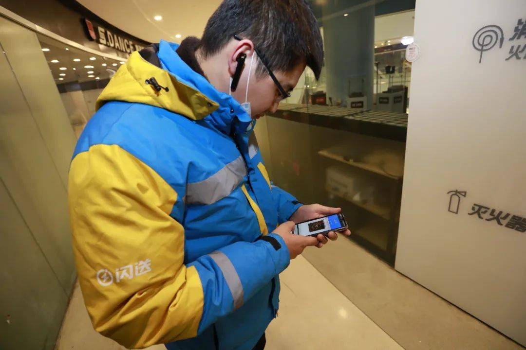 图为王昊开始在后台接单.