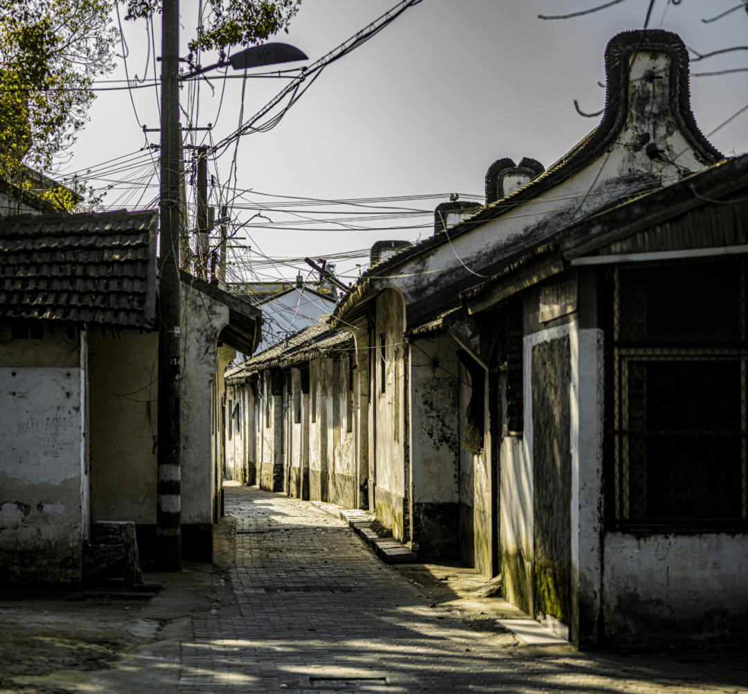 秀南街建有眾多沿河老宅,高低錯落,粉牆黛瓦,可謂是