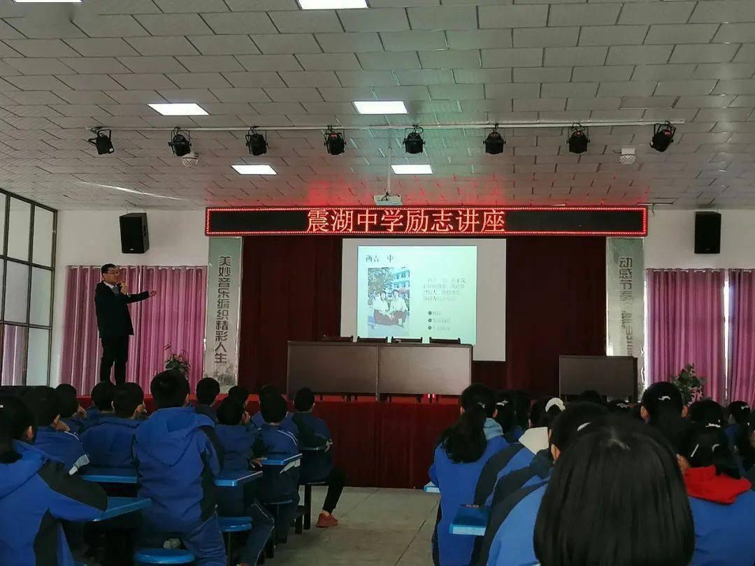 2020年12月18日,走出震湖中学的双胞胎兄弟刘智永,刘智远回到母校,为